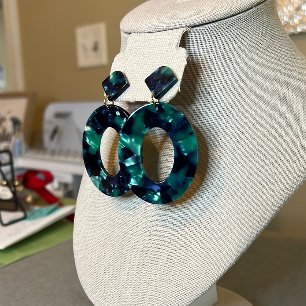 Emerald Tortoiseshell Oval Drop Earrings | Statement Dangle Earrings - Picture 4 of 5